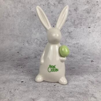 Osterhase mit grünem Osterei